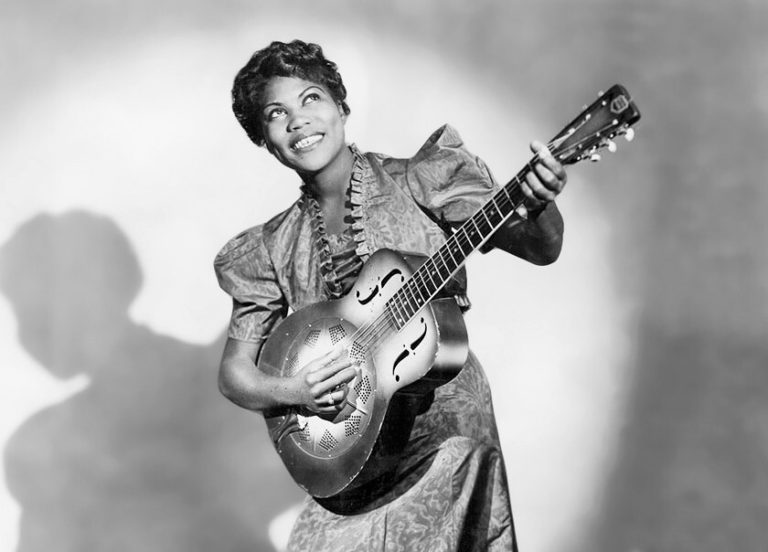 Pioneering Women in the World of Electric Guitars
