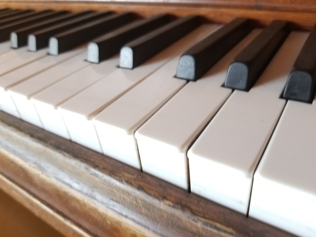 Ivory vs Plastic Piano Keys: Materials, Feel, Ethics